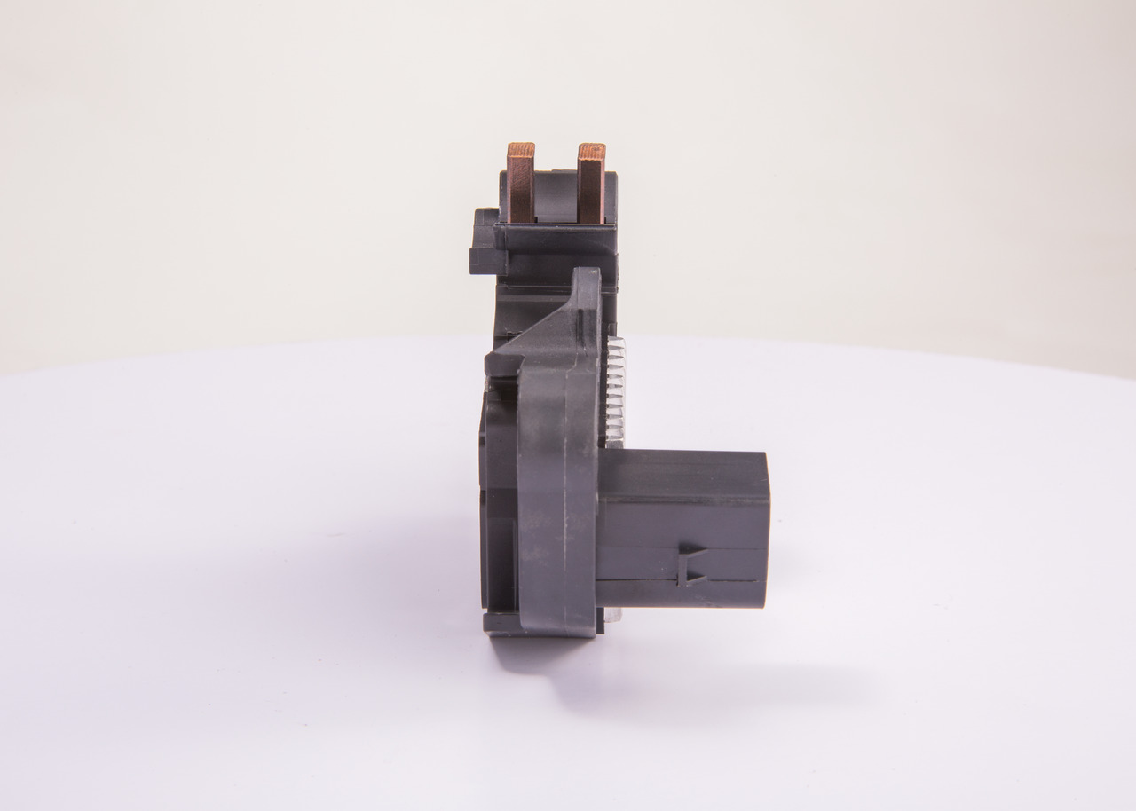 Ilustracja 0 272 220 731 BOSCH regulator napięcia