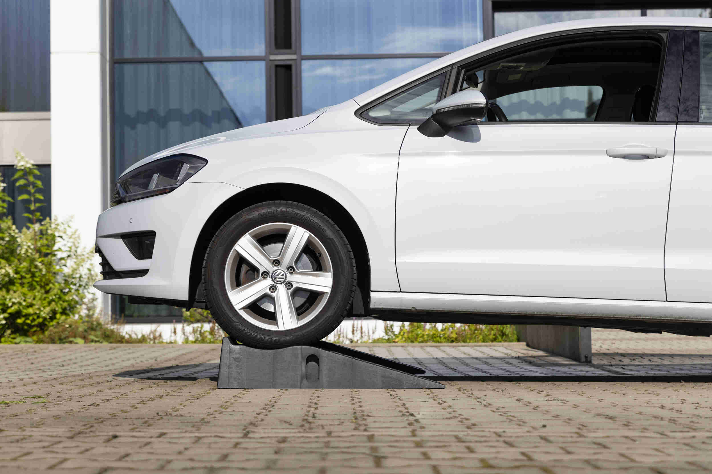 Ilustracja V98-65017 VAICO rampa najazdowa