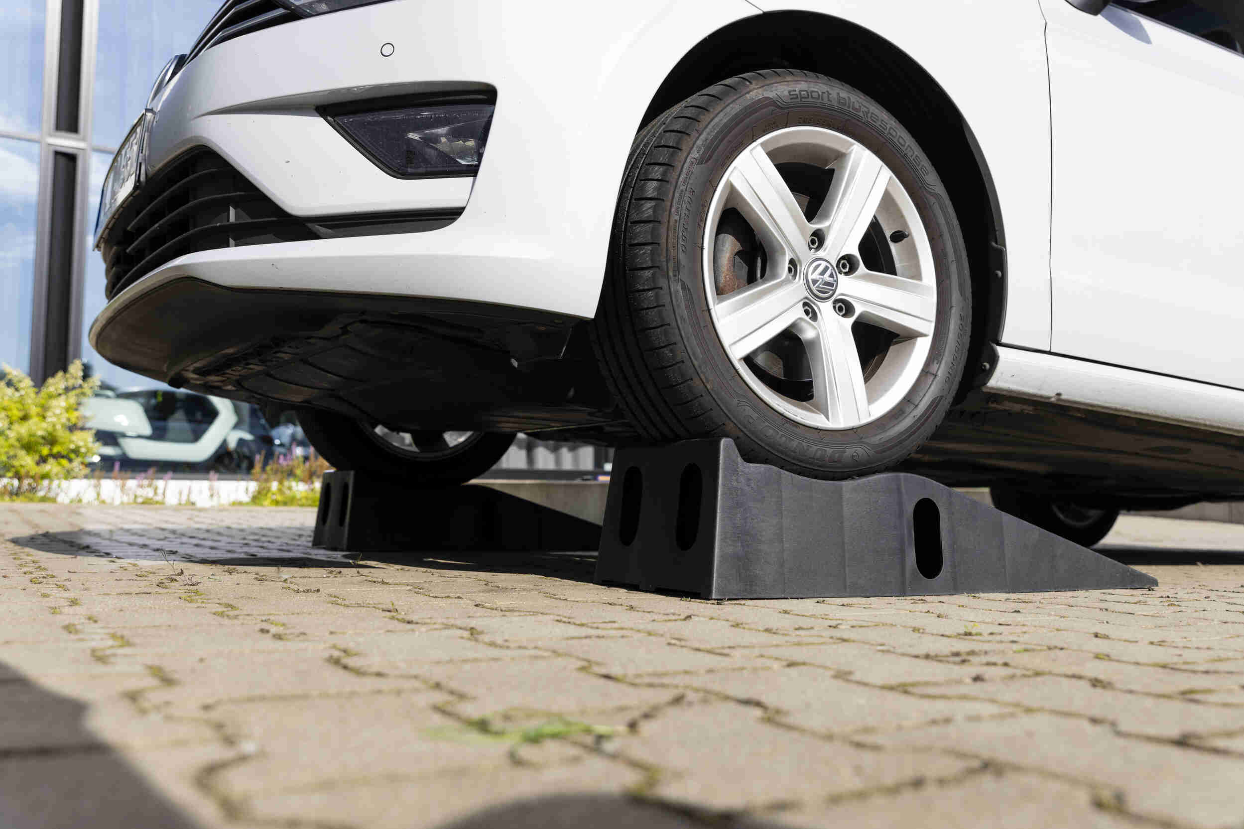 Ilustracja V98-65017 VAICO rampa najazdowa